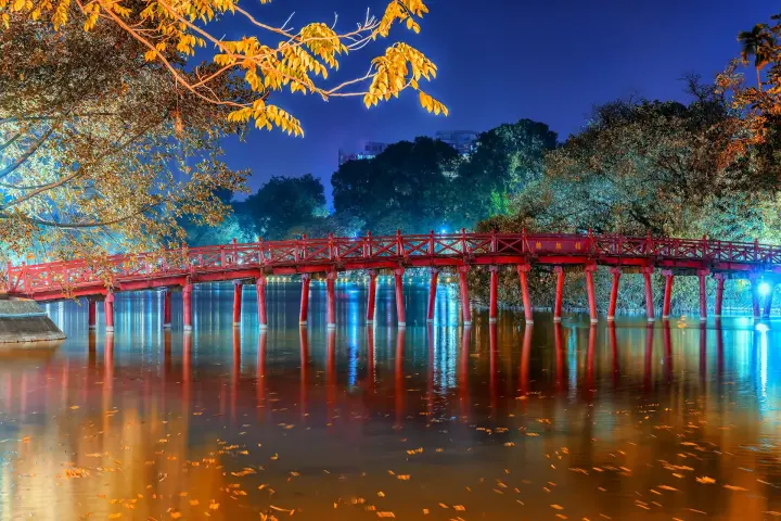 The red Thê Húc bridge on Hoàn Kiếm Lake at dusk, Hanoi