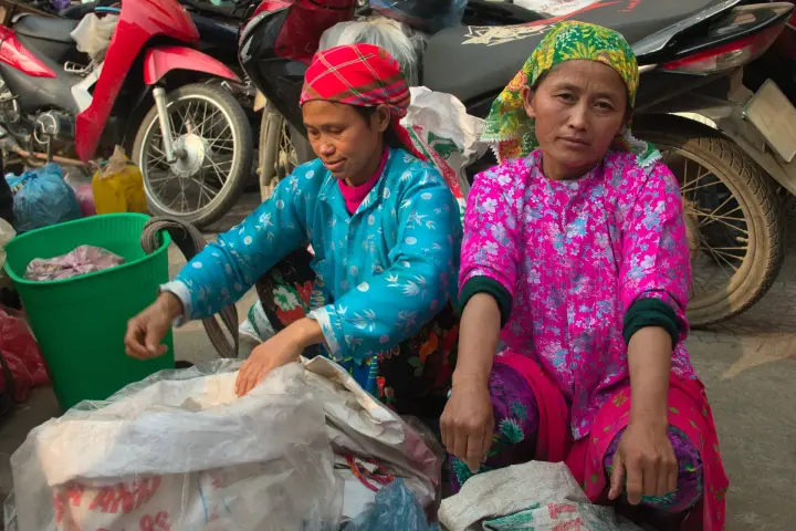 Hmong traders in bright clothes at Mèo Vạc market