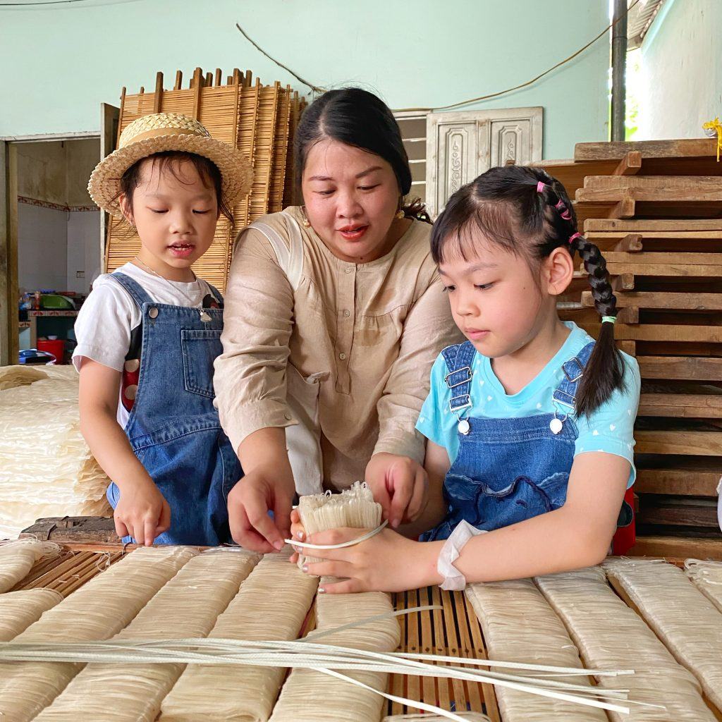 Du khách trải nghiệm bó mỳ tại Làng nghề mỳ chũ Thủ Dương