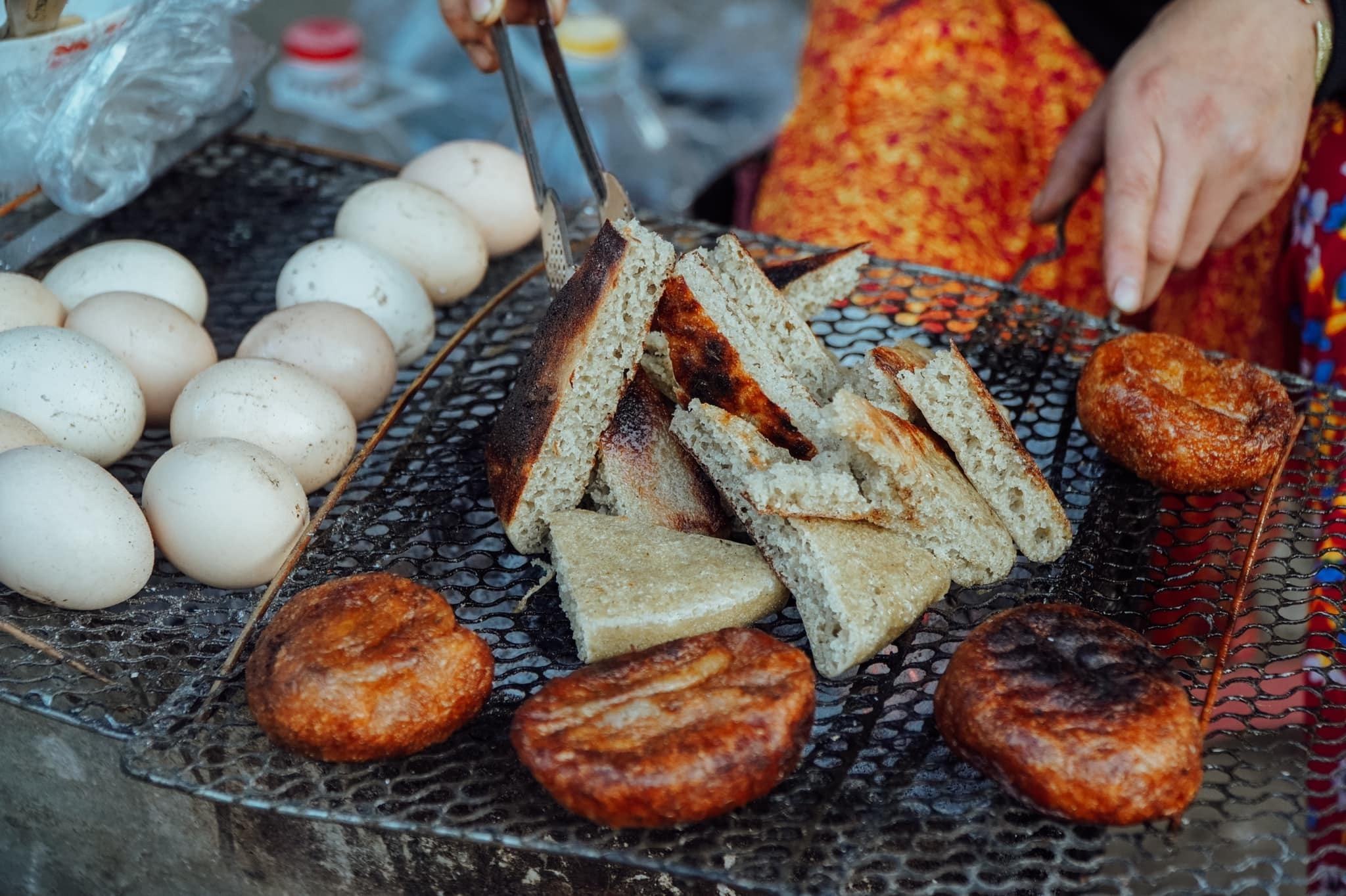 Bánh làm từ hạt của loài hoa tam giác mạch nổi tiếng