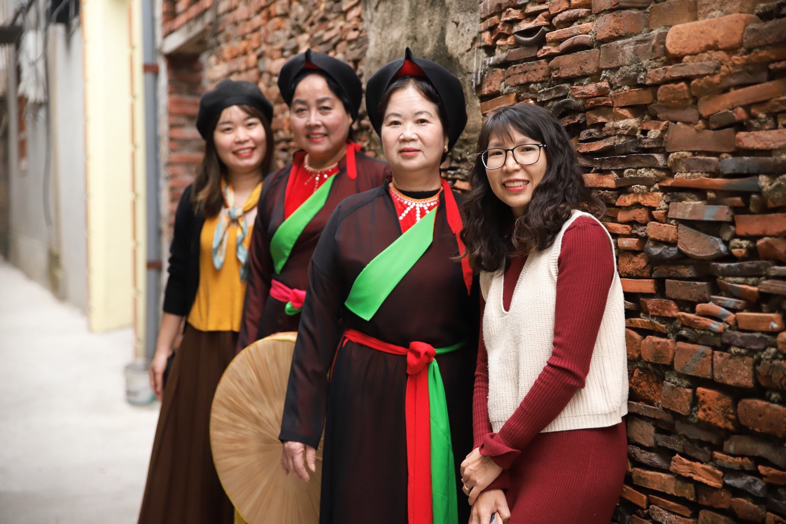 Du khách giao lưu cùng liền anh, liền chị Quan họ